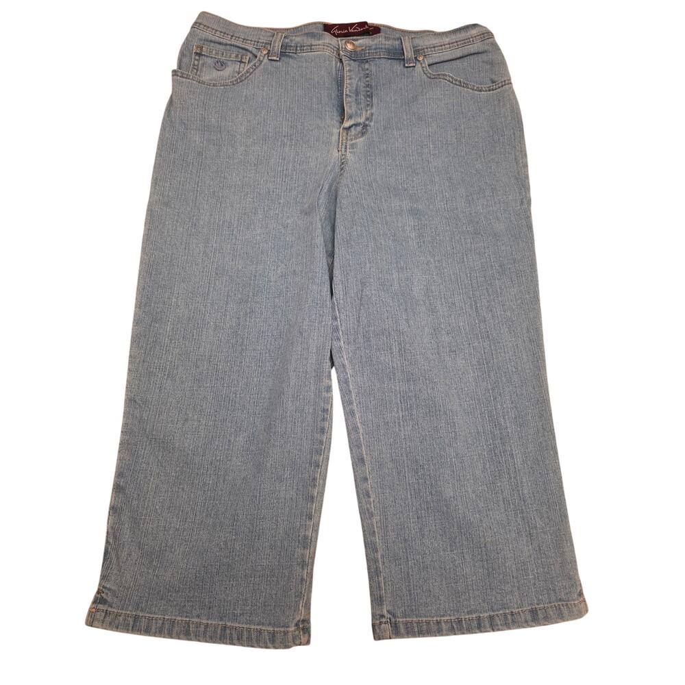 Gloria Vanderbilt Amanda Capri Jeans Women’s Size 12 Light Wash Denim Small Spot